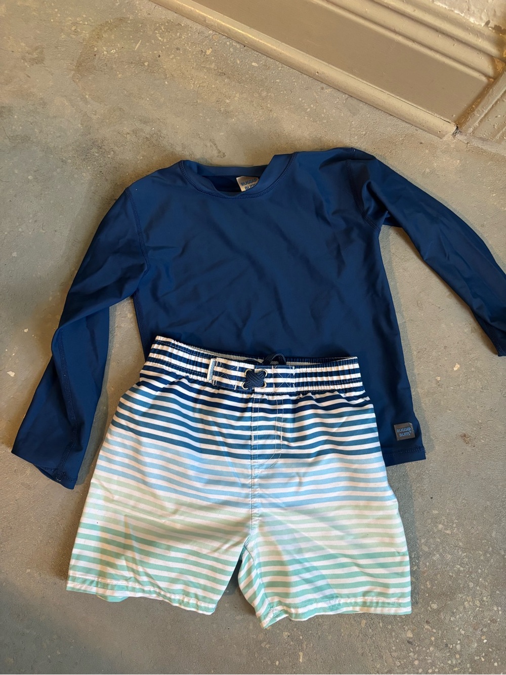 Ruffelbutt rash guard and short